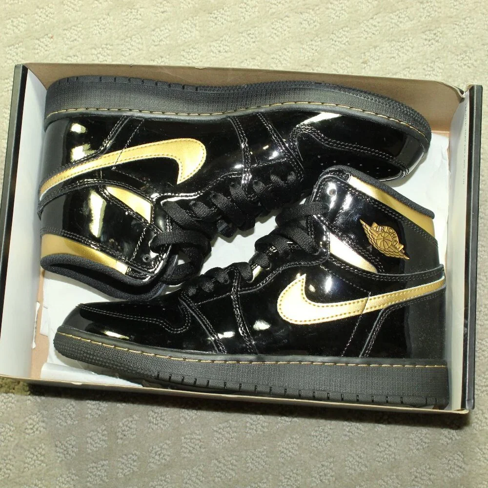 New IOB Jordan Boy's Size 6.5Y/ Women's 8 Black Patent Gold High Top Sneakers